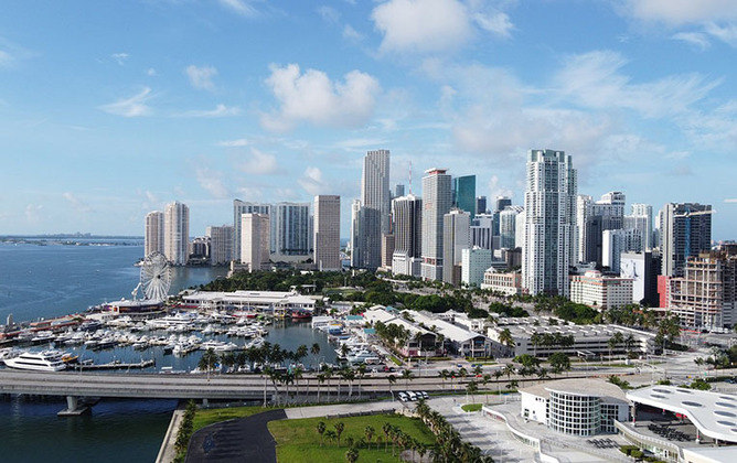 Miami ganhou 18 posições e subiu para o décimo lugar. Um dos principais fatores para essa escalada da cidade se explica pelo crescimento econômico. Principalmente na parte imobiliária, com uma valorização de 22% nos imóveis