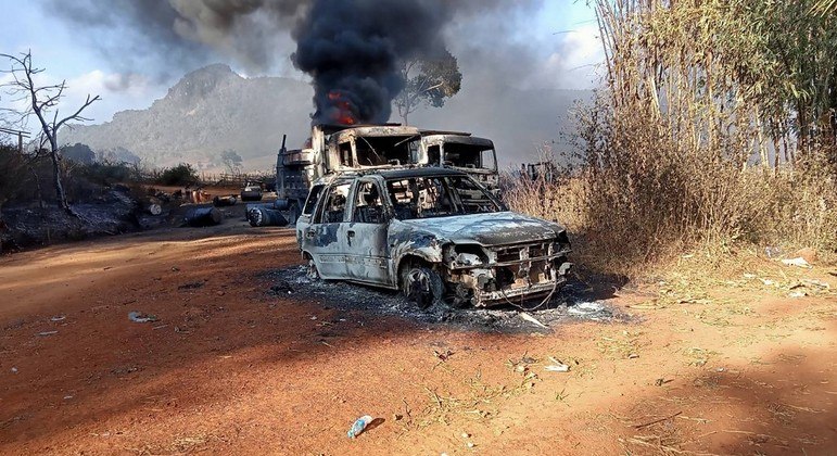 Grupos dissidentes culpam tropas do governo por corpos e carros carbonizados

