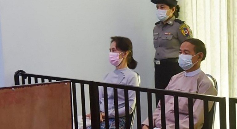 Aung San Suu Kyi (e) enfrenta acusações desde a derrubada do governo civil, em fevereiro
