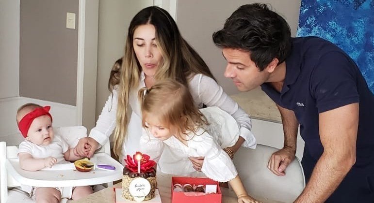 Mica Rocha ao lado do marido e das duas filhas do casal