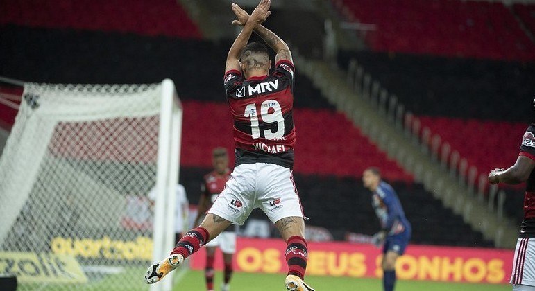 Michael já sabe que o Flamengo não quer sua volta. Empresário negocia com o Corinthians