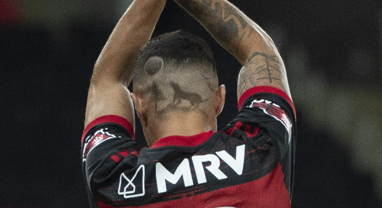 7. Michael Em 2020, o jogador do Flamengo, agora no Al-Hilal, virou meme nas redes sociais. O atacante fez uma 