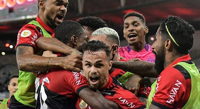 A alegria e o alívio dos jogadores do Flamengo com o gol de Michael