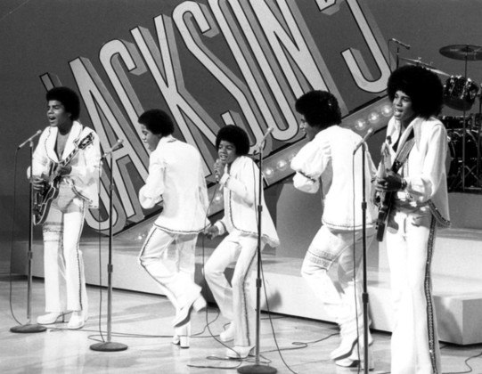 Michael começou a carreira aos 11 anos e sua voz se destacou na banda Jackson 5, que ele formou com quatro irmãos.