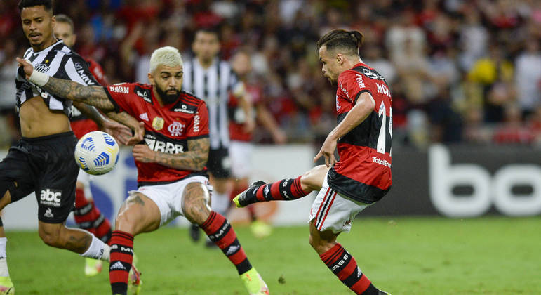 Michael bateu firme no canto de Everson para marcar o gol da vitória do Flamengo
