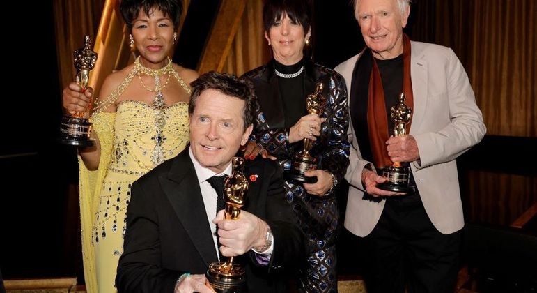 Michael J. Fox (à frente) mostra sua estatueta do Oscar, no último sábado (19), em Los Angeles