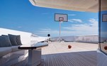 No deck principal, a quadra de basquete é a atração principal. Imagina errar um arremesso em alto mar? Quem é que busca essa bola?