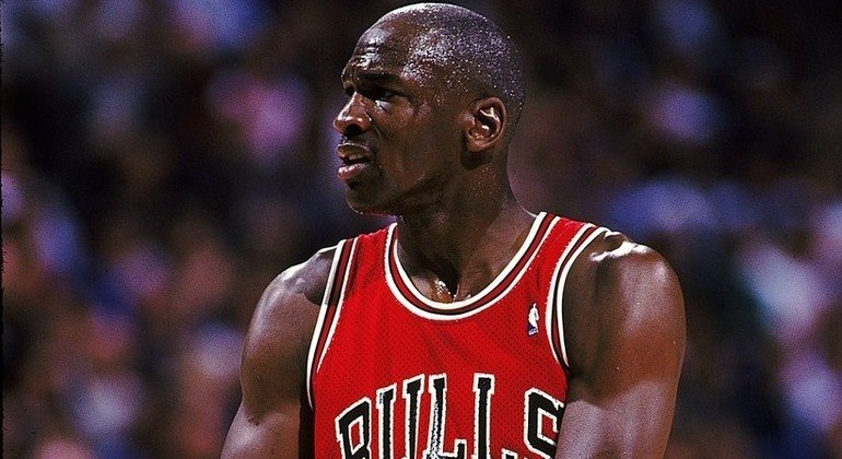 5º Michael JordanPontos marcados: 32.292MJ ingressou na NBA em 1984 e começou a jogar pelo Chicago Bulls. Além da passagem pelo clube de Illinois, o ala-armador jogou pelo Washington Wizards e, em 2009, foi nomeado para o Basketball Hall of Fame