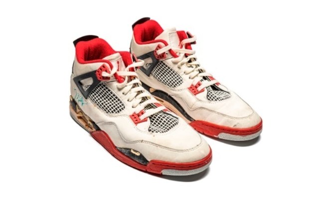 Air Jordan 4 “Fire Red”Lance inicial de R$ 123 mil a R$ 148 milMuito antes da dinastia do Chicago Bulls na NBA, Michael Jordan já tinha se estabelecido como o melhor jogador de basquete do mundo no final dos anos 1980. O Air Jordan 4 