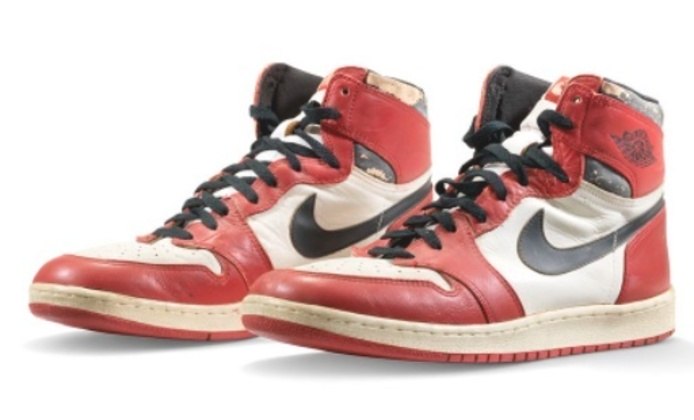 Air Jordan 1 High “Shattered Backboard”Lance inicial de R$ 3,2 milhões a R$ 4,2 milhõesPor falar em tênis lendários, o Air Jordan 1 High é um que carrega uma história e tanto. Em 25 de agosto de 1985, Jordan participou de um jogo comemorativo da Nike na Itália e marcou 30 pontos. O ponto mais memorável da noite, porém, foi uma enterrada de Jordan que, de tão forte, estilhaçou a tabela em pedacinhos. Inclusive, um dos pedaços de vidro ainda está incrustado na sola do calçado