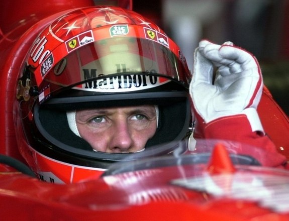 Sem aparições públicas desde o grave acidente de esqui sofrido em dezembro de 2013, Michael Schumacher deve passar por mais um procedimento cirúrgico. De acordo com o jornal italiano Contro Copertino, o ex-piloto vai passar por uma transfusão de células cardíacas