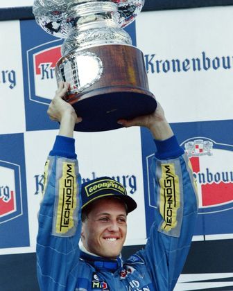 Michael SchumacherUm dos maiores campeões da história do automobilismo, Schumacher começou a pilotar na Fórmula 1 pela Benetton. Em 1994, o alemão conquistou seu primeiro título