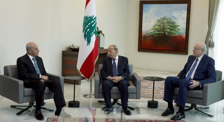 Michel Aoun (centro), Najib Mikati (à dir.) e Nabih Berri (à esq.) formalizaram novo governo
