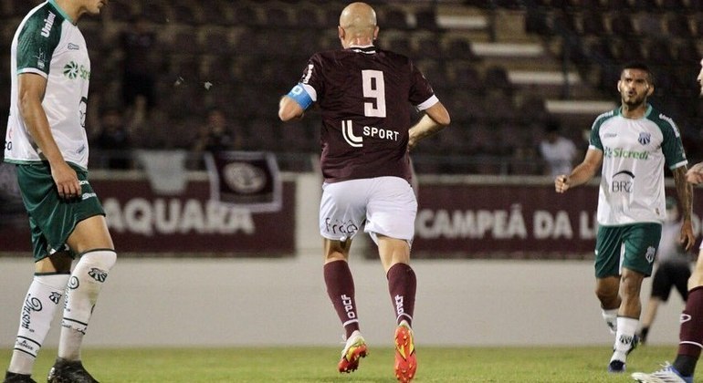 Michel comemora gol contra a Caldense