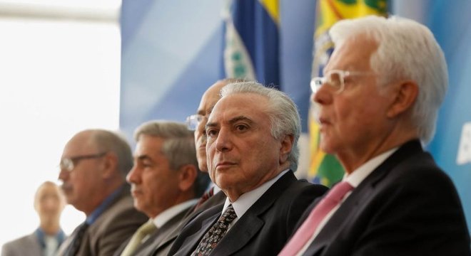 Michel Temer (centro) interrompeu negociações com os caminhoneiros