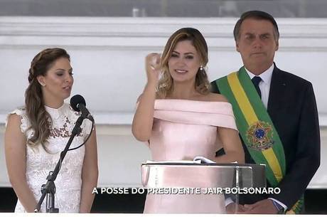 Primeira-dama Michelle Bolsonaro se diverte e participa de corrida