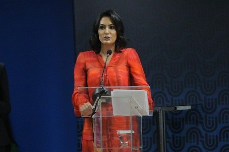 Michelle trabalha em sala de apoio