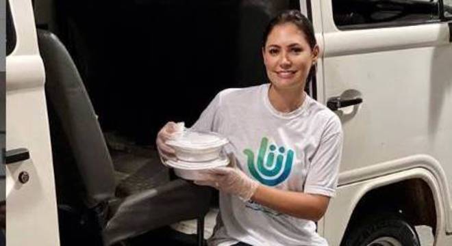 A primeira-dama distribui quentinhas à população carente do DF
