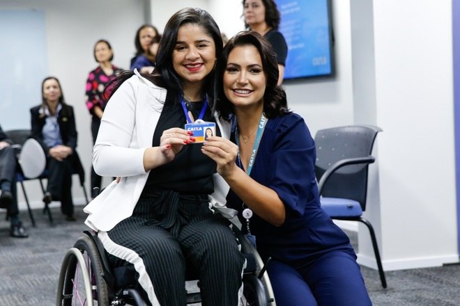 6 - InclusÃ£o no mercado de trabalho. Michelle participou da recepÃ§Ã£o aos novos empregados da Caixa EconÃ´mica Federal de vÃ¡rias regiÃµes do paÃ­s, entre eles, 174 pessoas com deficiÃªncia (PcD). Aprovados no concurso de 2014, eles assinaram os contratos de trabalho em 12 de julho e passaram por treinamento.Â A primeira-dama afirmou que 'o grande desafio para inclusÃ£o estÃ¡ na mudanÃ§a dos olharesâ€. â€œA mudanÃ§a estÃ¡ na aceitaÃ§Ã£o do prÃ³ximo como profissional e nÃ£o como deficienteâ€, disse