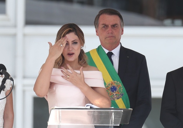 2 - Linguagem dos sinais. Autodidata na LÃ­ngua Brasileira de Sinais, comeÃ§ou a praticar com um tio surdo. Na posse presidencial, ela quebrou o protocolo ao fazer um discurso em Libras. A traduÃ§Ã£o simultÃ¢nea para surdos e mudos nos eventos do governo federal e nas transmissÃµes ao vivo do presidente Jair Bolsonaro nas redes sociais tambÃ©m atende a uma recomendaÃ§Ã£o da primeira-damaÂ 