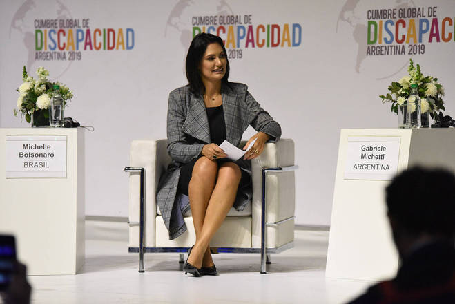 3 - Defesa dos direitos dos deficientes. Na primeira viagem internacional oficial que realizou ao lado do presidente, em junho, ela participou da CÃºpula Global da Incapacidade, realizada em Buenos Aires. Michelle abriu a reuniÃ£o mundial junto com a primeira-dama argentina, Juliana Awada, e a vice-presidente desse paÃ­s, Gabriela Michetti, que Ã© paraplÃ©gica.Â â€œÃ‰ o nosso dever agir para fortalecer os direitos das pessoas com incapacidade, a defesa da pessoa humana, a inclusÃ£o polÃ­tica e tambÃ©m nos serviÃ§os pÃºblicos como educaÃ§Ã£o e transporteâ€, afirmou a primeira-dama