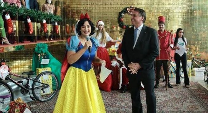 Em evento Michelle Bolsonaro se veste de Branca de Neve Prisma