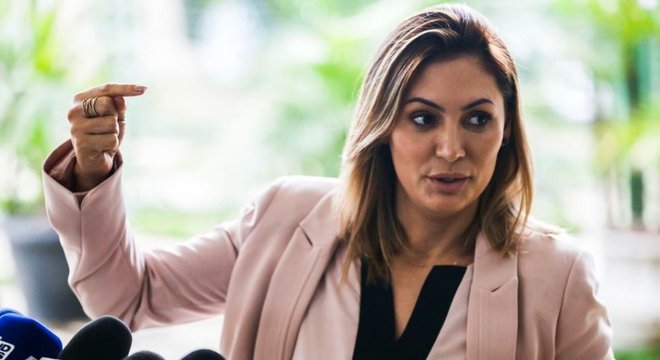 Segundo Bolsonaro, o depósito de R$ 24 mil para sua mulher Michelle (foto) era o pagamento de uma dívida pessoal