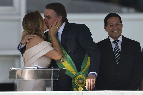 Michelle quebra protocolo e beija Bolsonaro