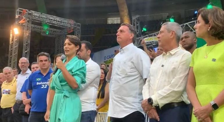 A primeira dama, Michelle Bolsonaro, discursa em convenção do PL