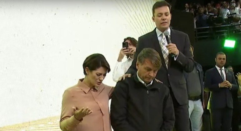 Michelle e Jair Bolsonaro em culto em Minas Gerais