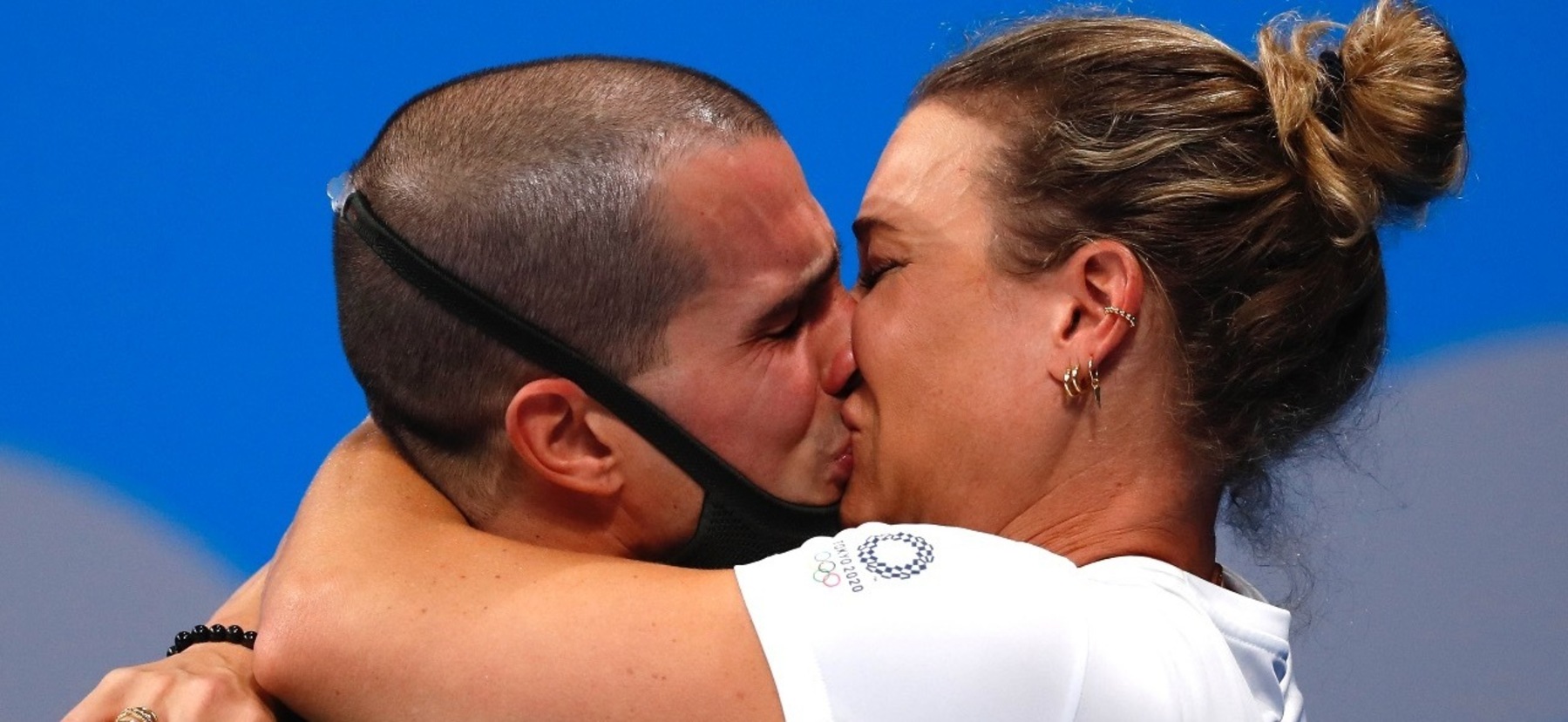 Bruno Fratus beija a mulher Michelle Lenhardt, sua treinadora, após a conquista do bronze em Tóquio