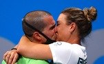 Bruno Fratus beija a mulher Michelle Lenhardt, sua treinadora, após a conquista do bronze em Tóquio