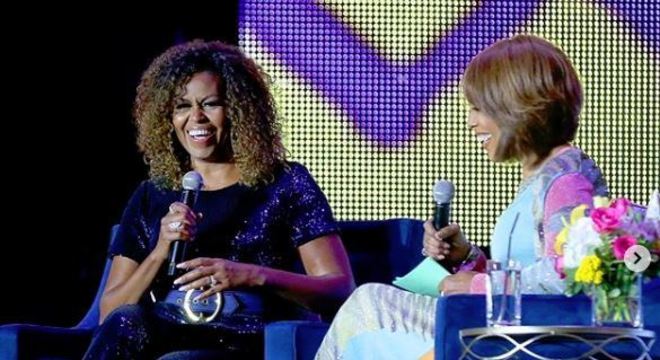 Michelle Obama surge de cabelos naturais em evento 