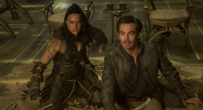 Michelle Rodriguez e Chris Pine em cena de 'Dungeons &amp; Dragons: Honra Entre Rebeldes'