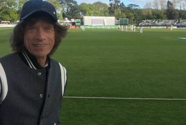  Mick Jagger, 79 anos, lendário músico dos Rolling Stones, também é Arsenal. Mas, para muitos fãs, é bom que ele fique em casa na hora do jogo, pois ele é considerado pé-frio.