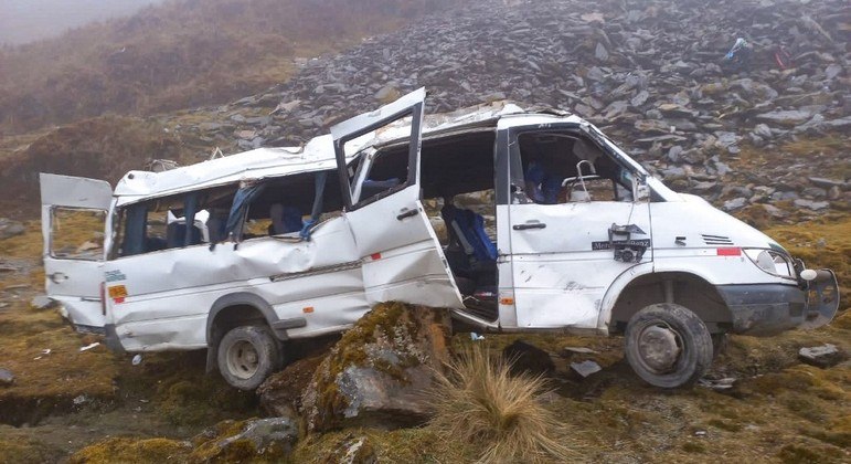 Micro-ônibus caiu em um penhasco em rodovia peruana