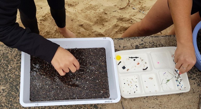 Cientistas usam pinças para coletar microplástico em Sydney, na Austrália