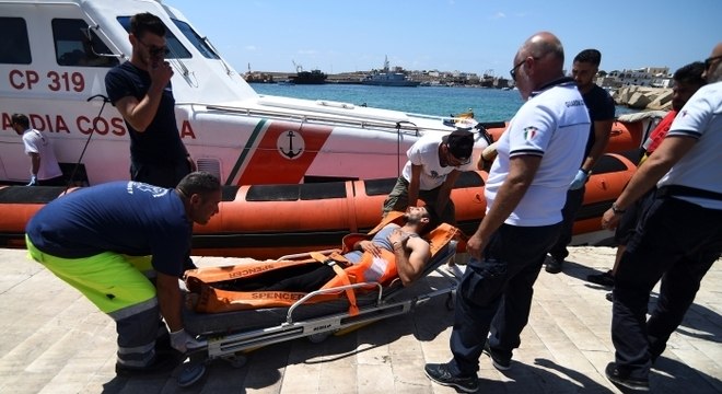 Navio de migrantes aguarda nas proximidades de Lampedusa