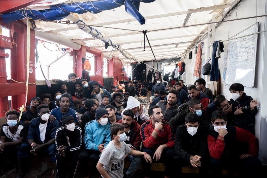 Migrantes a bordo do navio do Ocean Viking, que atracou na França