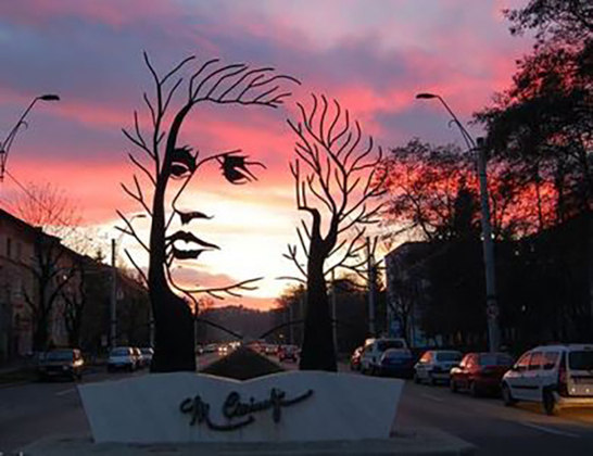 Mihai Eminescu - Romênia - O monumento depende do horizonte para ser observado, na cidade de Onesti, no condado de Bacau. E é uma homenagem ao poeta mais famoso do país. 