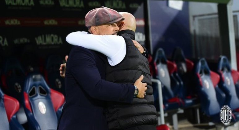 Mihajlovic e Pioli, antes do prélio. o abraço dos dois ex