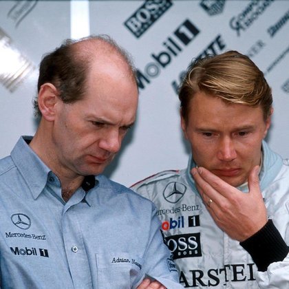 Mika HäkkinenUm dos maiores rivais de Schumacher, o piloto finlandês também possui a marca de conquistar títulos consecutivos. O primeiro foi ganho em 1998, pela McLaren