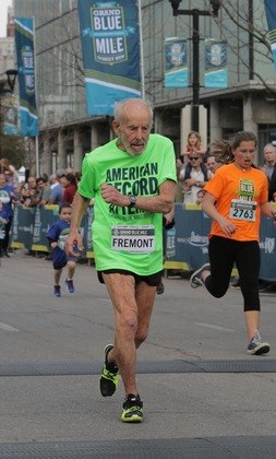 Os moradores de Cincinnati, em Ohio, nos Estados Unidos, estão acostumados a encontrar Mike Fremont correndo pelo seu trajeto favorito. Mike é conhecido na região porque tem 100 anos de idade e é quase uma celebridade. Ele detém diversos recordes em corridas e maratonas
