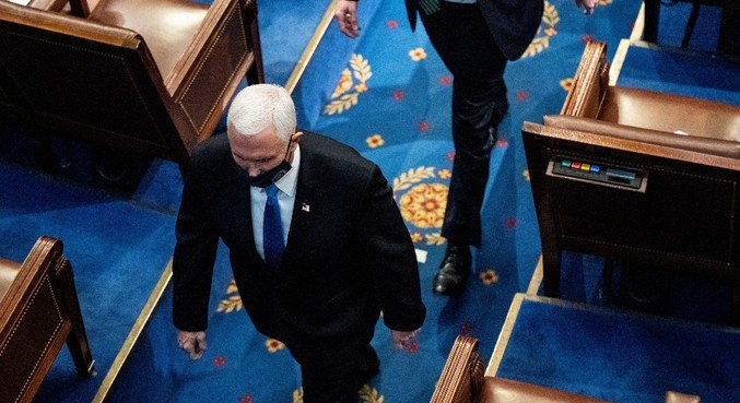 Mike Pence teve de deixar o Congresso após invasão
