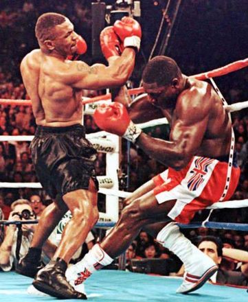 Mike Tyson surgiu no boxe profissional em 1985, quando fez sua primeira luta. Logo de cara, ele impressionou pela força e pelo físico atlético