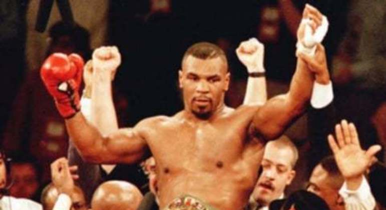Mike Tyson é levantado no ar depois de derrotar Frank de Bruno no MGM Grand Garden, em Las Vegas, 16 de março de 1996