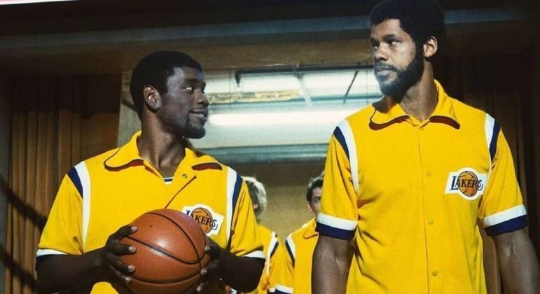 Magic Johnson (Quincy Isaiah) e Kareem Abdul-Jabbar (Solomon Hughes) em Lakers: Hora de Vencer