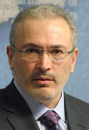 Mikhail Khodorkovsky: O bilionário russo, ex-dono da petrolífera “Yukos”, foi preso em 2003, acusado de corrupção, fraude, sonegação de impostos e evasão de divisas. Em 2004, Mikhail chegou a ocupar o posto de homem mais rico da Rússia.
