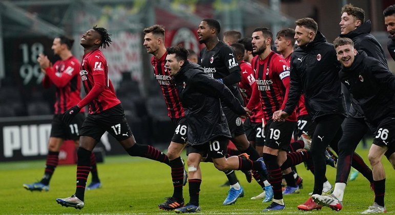A celebração do Milan ao término dos 3 X 1 sobre a Roma