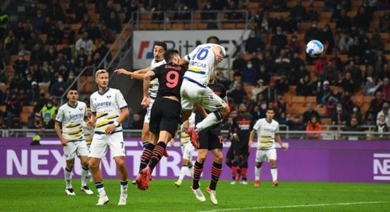 A testada de Giroud, entre dois zagueirões do Verona